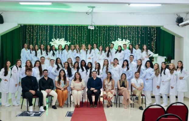 Cerimônia do Jaleco marca momento simbólico para estudantes do 4º período de Enfermagem da FACEP