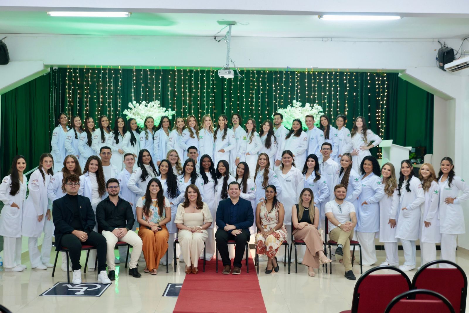 Cerimônia do Jaleco marca momento simbólico para estudantes do 4º período de Enfermagem da FACEP